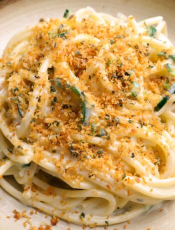 jalapeno popper bucatini in a plate with breadcrumbs on top